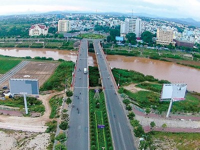 Kon Tum - thành phố lưng chừng đồi nằm bên canh dòng Đăk Bla hùng vĩ. Ảnh: HTL