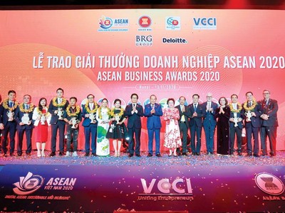 Phó thủ tướng Trương Hòa Bình và các doanh nghiệp đoạt Giải Doanh nghiệp ASEAN năm 2020. Ảnh: Chí Cường