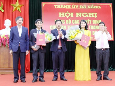 Phó Bí thư thường trực thành ủy Đà Nẵng, ông Lương Nguyễn Minh Triết trao quyết định cho bà Trần Thị Thanh Tâm và ông Trần Thắng Lợi