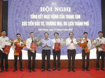 Lãnh đạo TP. Hải Phòng trao Quyết định tiếp nhận, điều động, bổ nhiệm và tặng hoa chúc mừng các đồng chí lãnh đạo Trung tâm nhận nhiệm vụ mới tại Hội nghị tổng kết hoạt động của Trung tâm ngày 27/6/2020