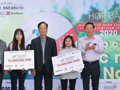 Trao học bổng Giải golf Swing for the Kids cho các sinh viên có hoàn cảnh khó khăn đạt thành tích xuất sắc trong học tập.