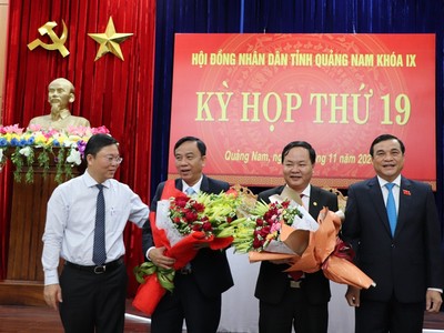 Lãnh đạo tỉnh Quảng Nam tặng hoa chúc mừng ông Nguyễn Hồng Quang và ông Trần Xuân Vinh.