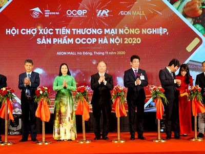 Các đại biểu cắt băng khai mạc Hội chợ. Ảnh: Hồ Hạ.