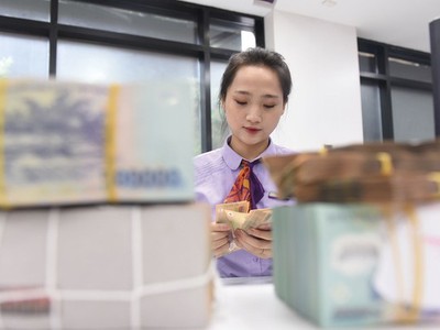 Tín dụng tăng trưởng chậm lại, dư nợ vẫn rất lớn