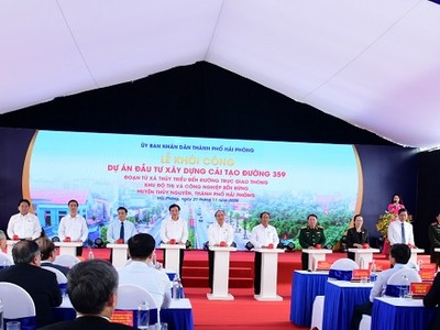 Thủ tướng Chính phủ Nguyễn Xuân Phúc cùng lãnh đạo TP. Hải Phòng nhấn nút khởi công Dự án đầu tư xây dựng cải tạo đường 359 đoạn từ xã Thủy Triều đến đường trục giao thông Khu đô thị và công nghiệp bến Rừng, huyện Thủy Nguyên.