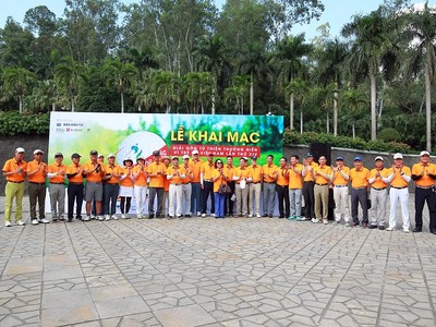 Các golf thủ chụp ảnh kỷ niệm cùng Ban tổ chức giải đấu. Ảnh: Chí Cường