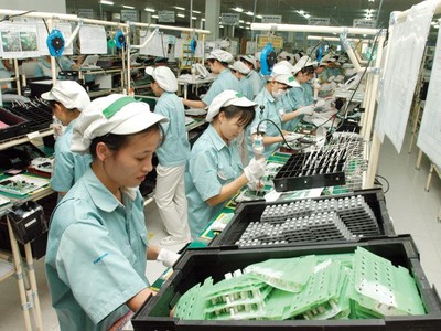 Lắp ráp linh kiện điện tử tại Công ty Panasonic Việt Nam (Khu công nghiệp Thăng Long, Hà Nội). Ảnh: Đ.T