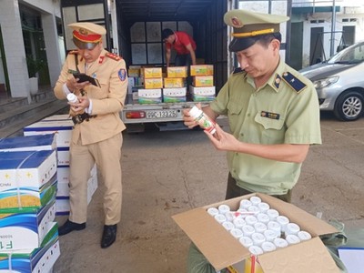 Đội quản lý thị trường số 4 kết hợp cùng Cảnh sát Giao thông Tùng Diễn kiểm tra số hàng