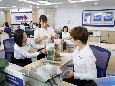 Cùng nhiều ngân hàng khác, BIDV đã tung ra gói cho vay hấp dẫn đối với khách hàng mua nhà, mua xe. Ảnh: Đ.T