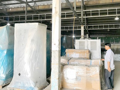 Dây chuyền máy móc chế biến thịt trị giá cả trăm tỷ đồng của doanh nghiệp đã “mốc meo” trong kho. Ảnh: Ngô Nguyên