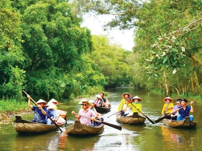 Tour du lịch sông nước, tham quan miệt vườn, trải nghiệm cuộc sống làm nông nghiệp... là một trong những “đặc sản” của du lịch Đồng Tháp.