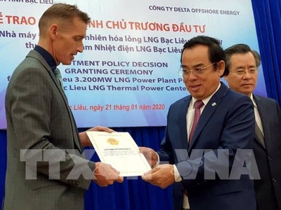 Dự án nhà máy điện khí tự nhiên hóa lỏng Bạc Liêu giúp tổng vốn FDI vào tỉnh này đứng đầu cả nước trong 11 tháng đầu năm 2020. (Trong ảnh: Ông Dương Thành Trung, Chủ tịch UBND tỉnh Bạc Liêu trao quyết định chủ trương đầu tư cho đại diện Công ty TNHH Delta Offshore Energy Pte. Ltd. Nguồn: TTXVN)