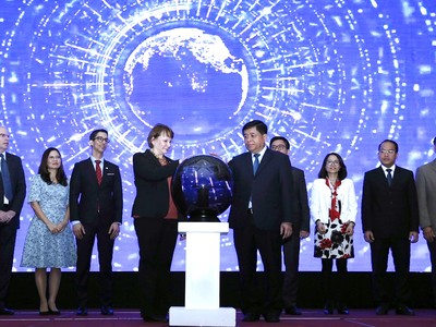 Bộ trưởng Bộ Kế hoạch và Đầu tư Nguyễn Chí Dũng cùng bà Ann Marie Yastishock thực hiện nghi lễ khởi động Chương trình Hỗ trợ doanh nghiệp chuyển đổi số giai đoạn 2021-2025