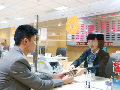 Làn sóng niêm yết, chuyển sàn đã tác động lên cổ phiếu “vua” trong thời gian qua. Trong ảnh: Giao dịch tại LienVietPostBank. Ảnh: Đức Thanh