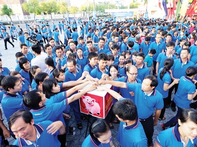 Cán bộ, nhân viên Dược Hậu Giang quyên góp cho bệnh nhân nghèo 