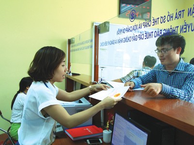 Nhận sổ hồng là quyền chính đáng của người mua chung cư. Ảnh:Dũng Minh