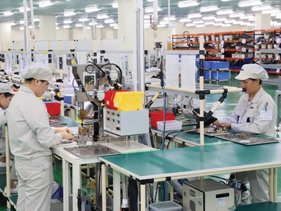 11 tháng qua, xuất khẩu máy tính và linh kiện đạt 40,2 tỷ USD, tăng 24,3% so với cùng kỳ năm 2019. Ảnh: Đức Thanh.