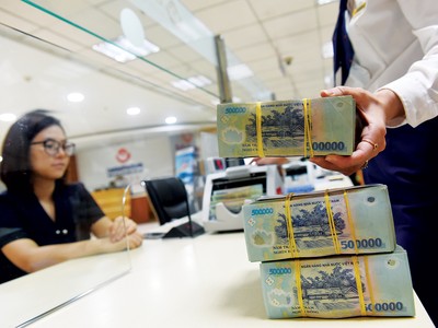 Các ngân hàng muốn đẩy mạnh kinh doanh tiền để bù đắp cho sự sụt giảm nguồn thu từ tín dụng. Ảnh: Dũng Minh