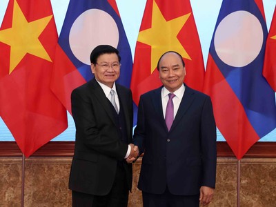 Thủ tướng Chính phủ Việt Nam Nguyễn Xuân Phúc và Thủ tướng Chính phủ Lào Thongloun Sisoulith. Ảnh: Đức Trung