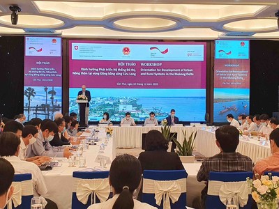 Đại diện Cục Phát triển Đô thị (Bộ Xây dựng) cho rằng, đã đến lúc quy hoạch vùng Đồng bằng sông Cửu long cần thống nhất quan điểm từ “Sống chung với lũ” đến “Sống chung với biến đổi khí hậu”.