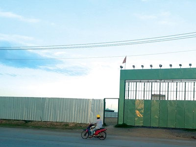 Dự án Khu đô thị Waterfront hiện vẫn quây tôn kín mít. Ảnh: Việt Dũng