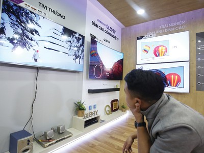 Thu nhập bị ảnh hưởng khiến người dân hạn chế mua sắm dịp cuối năm. Ảnh: Dũng Minh