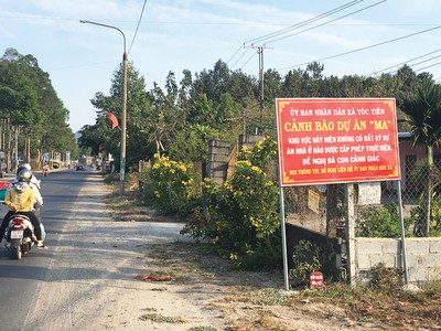 Chính quyền xã Tóc Tiên (huyện Tân Thành, Bà Rịa - Vũng Tàu) cắm biển thông báo dự án “ma” để người mua cảnh giác. Ảnh: T.Tín