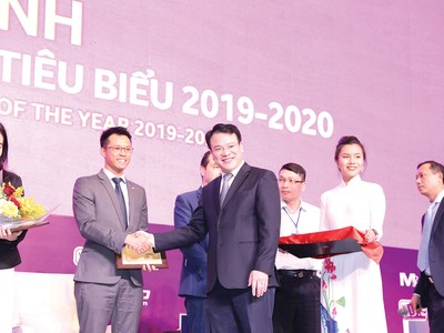 Ông Vương Gia Vũ, Phó tổng giám đốc Tài chính FWD Việt Nam nhận Chứng nhận thương vụ M&A tiêu biểu 2020 từ Thứ trưởng Bộ Kế hoạch và Đầu tư Trần Quốc Phương cho thương vụ FWD mua lại VCLI 