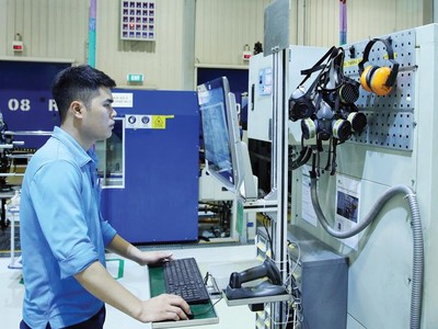 Dây chuyền sản xuất thiết bị điện của Nhà máy ABB tại Việt Nam. Ảnh: Đức Thanh