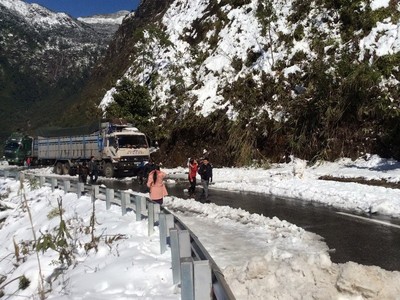 Một đoàn xe tải bị ách tắc do tuyết rơi dày trên đèo Hoàng Liên, Quốc lộ 4D vào cuối tháng 12/2013 (Ảnh: Vietnamplus).