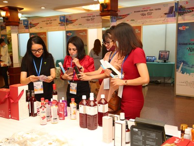 Các doanh nghiệp Việt Nam quan tâm đến sản phẩm của doanh nghiệp Hàn Quốc tại hội nghị.