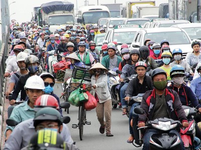 Tình trạng kẹt xe thường xuyên diễn ra tại Quốc lộ 13