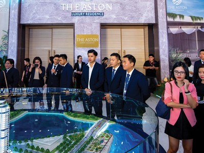 Khách hàng tìm hiểu dự án The Aston