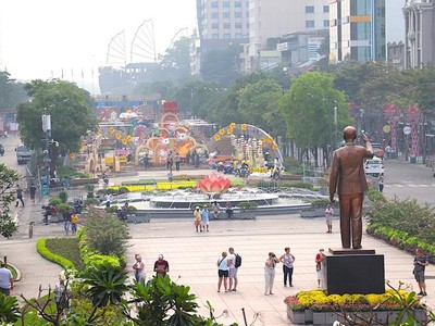 Quang cảnh đường hoa Nguyễn Huệ 2020 nhìn từ Uỷ ban nhân dân TP.HCM (Ảnh: Hồng Phúc)