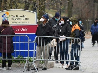 Nhân viên Amazon tại khu vực kho Staten Island đình công khi khu vực này đóng cửa vào ngày 30/3/2020. Ảnh: AFP