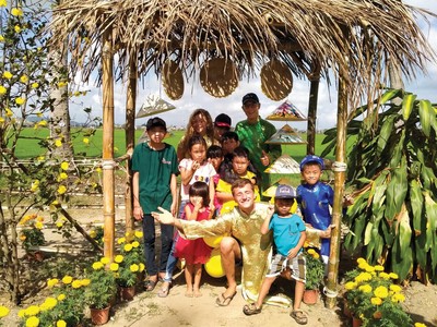 Du khách trải nghiệm thực tế bằng việc hòa nhập vào cuộc sống và tiếp xúc trực tiếp với người dân nơi xây dựng famstay