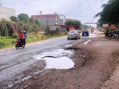 Mặt đường Quốc lộ 31 đoạn qua tỉnh Bắc Giang xuống cấp, gồ ghề, ảnh hưởng đến các phương tiện lưu thông. (Ảnh: qdnd).