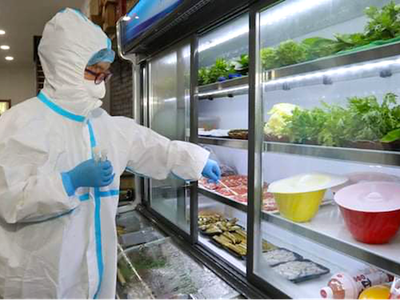 Lấy mẫu bề mặt bao bì thực phẩm đông lạnh nhập khẩu để xét nghiệm vi rút SARS-CoV2 (Nguồn: Ban Quản lý An toàn thực phẩm TP.HCM)