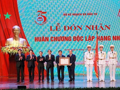 Thủ tướng Chính phủ Nguyễn Xuân Phúc chúc mừng Bộ Kế hoạch và Đầu tư (Ảnh:Chí Cường)