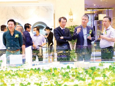 Nhiều đợt mở bán dự án cuối năm khá hút khách. Ảnh: Lê Toàn