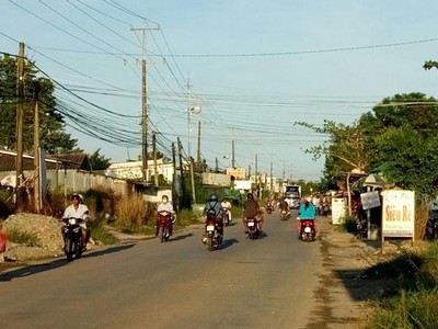 Một đoạn đường Nam Sông Hậu chật hẹp qua Hậu Giang.