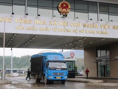 Từ 1/1/2021, hàng hóa kinh doanh tạm nhập tái xuất qua biên giới đất liền thì việc nhập khẩu hoặc tái xuất đó chỉ được thực hiện qua các cửa khẩu quốc tế, cửa khẩu chính.