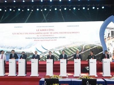 Thủ tướng yêu cầu các bộ, ngành và địa phương vùng sân bay Long Thành cần cập nhật các quy hoạch phát triển, có kế hoạch phù hợp để khai thác những lợi thế mà sân bay Long Thành trong việc kêu gọi, thu hút vốn đầu tư, phát triển kinh tế địa phương.