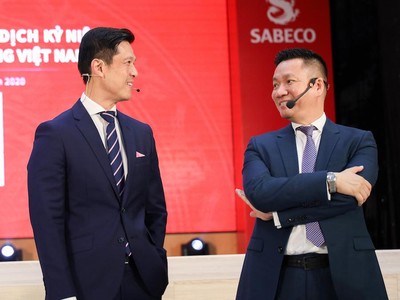 Ông Hoàng Đạo Hiệp (bên phải) luôn xuất hiện và đóng vai trò "phiên dịch viên" cho Tổng giám đốc Bennet Neo (bên trái) tại hầu hết các sự kiện của Sabeco từ khi ông được bổ nhiệm là Phó tổng giám đốc (Ảnh: Sabeco).