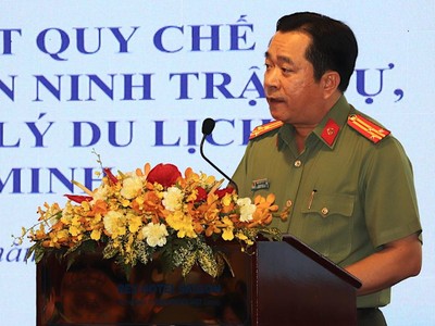 Thượng tá Nguyễn Thanh Tú báo cáo Tổng kết 5 năm triển khai thực hiện Quy chế phối hợp đảm bảo an ninh trật tự trong hoạt động du lịch trên địa bàn TP.HCM giai đoạn 2016 – 2020 (Ảnh: TH). 