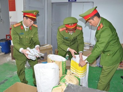 Lực lượng chức năng kiểm tra nơi sản xuất tại số 1 ngõ 12 Đường Nhị Châu, khu 3, phường Nhị Châu, TP Hải Dương. Ảnh: congan.haiduong.gov.vn