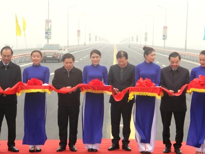 Phó Thủ tướng Chính phủ Trịnh Đình Dũng, lãnh đạo Bộ GTVT và lãnh đạo UBND TP Hà Nội thực hiện nghi thức thông xe