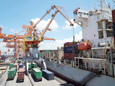 Năm 2021 sẽ là một năm phục hồi kinh tế trên toàn thế giới và điều đó sẽ giúp tăng cầu đối với hàng xuất khẩu của Việt Nam ảnh: Đức Thanh