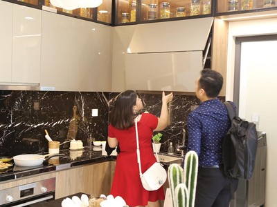 Khách hàng kiểm tra nội thất nhà mới. Ảnh: Việt Dũng