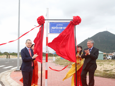 Lãnh đạo tỉnh Phú Yên và đại biểu gắn tên cho đường Nguyễn Kim Vang (có chiều dài 1.040m, đoạn từ nút giao đường An Dương Vương đến nút giao đường Trần Nhân Tông).